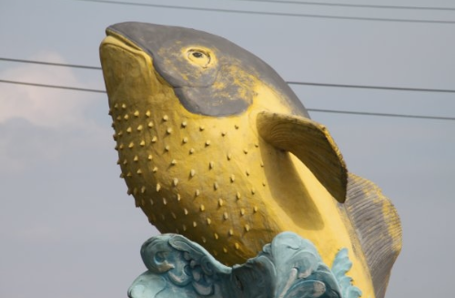 Тот самый памятник фугу стремится в небо