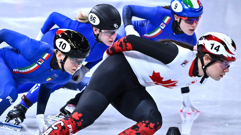     Арианна Фонтана (№10), Алёна Крылова (№86), Элиза Конфортола (№9) и Кортни Саро (№14) в полуфинальном забеге.  Image Photo Agency/Getty Images