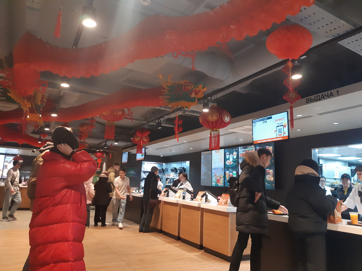 Во Веусно и точка во всю отмечают Китайский новый год, украшения соответствующие