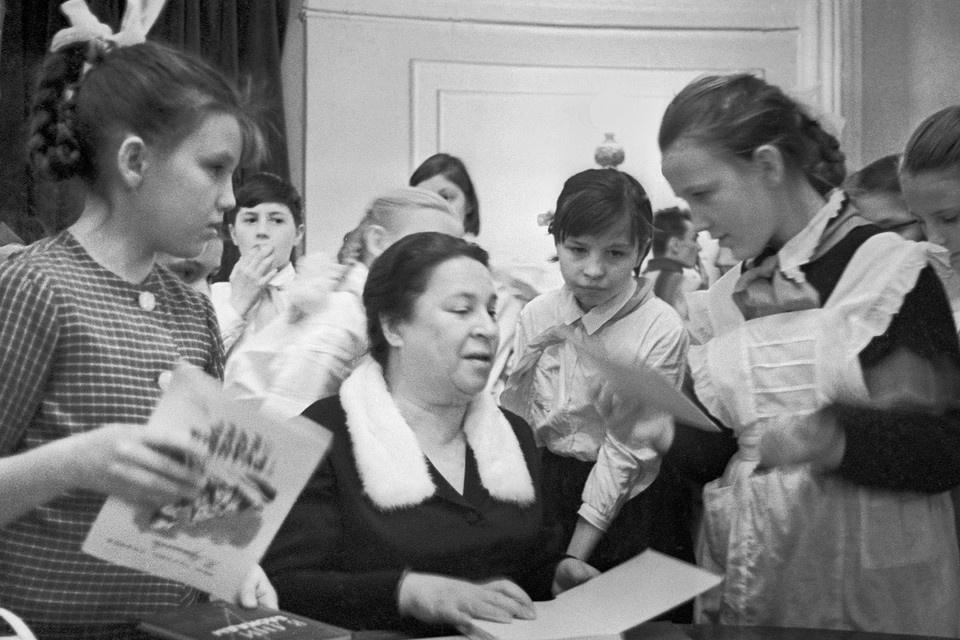    Встреча со школьниками в Колонном зале Дома Союзов. Март 1966 года, поэтессе здесь 65 лет. Фото: Владимир САВОСТЬЯНОВ/ТАСС