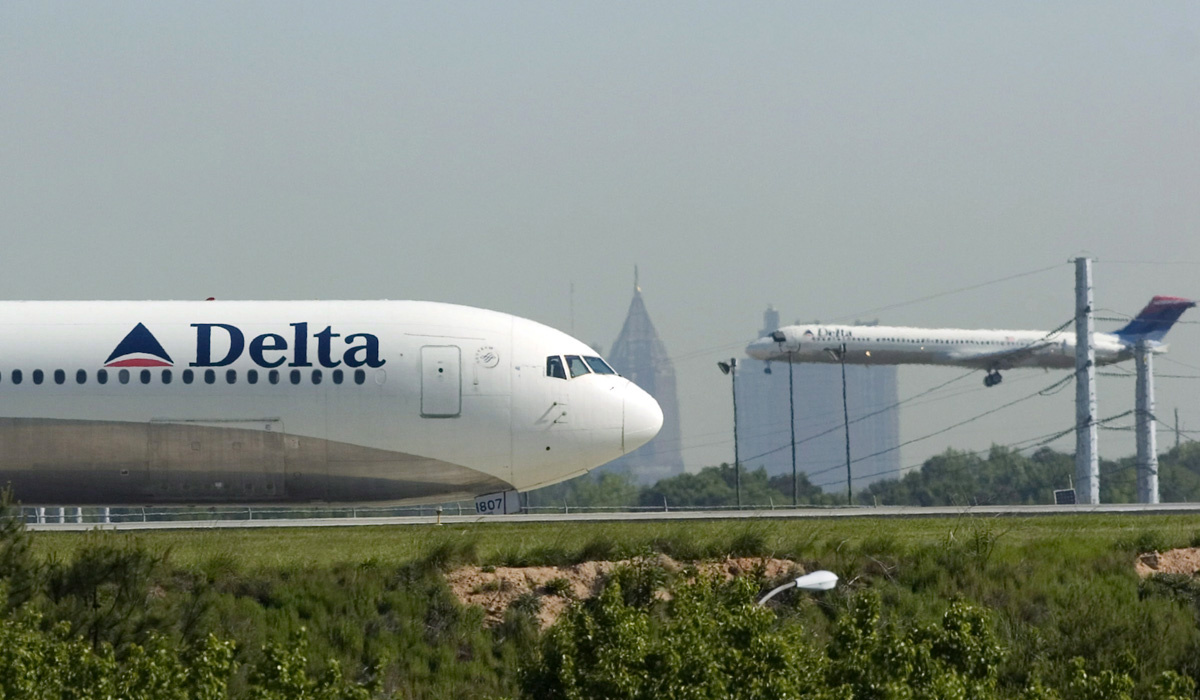    США аэропорт самолеты авиакомпании Delta air Lines Дельта аэропорт Атланты Джорджия EPA