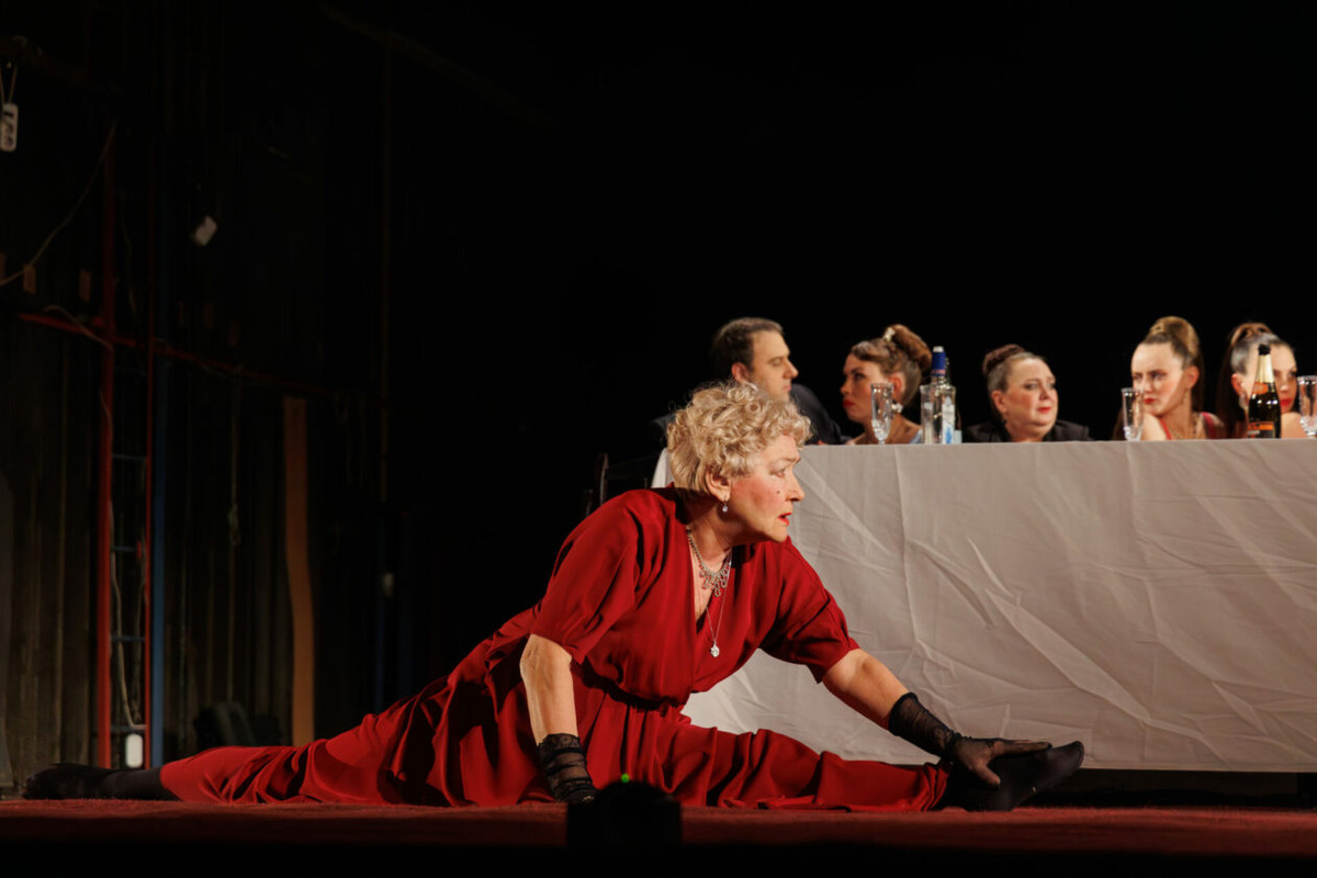 Спектакль «Ревизор», в роли матери Городничего
Фото: Театр юного зрителя им. А. Вампилова