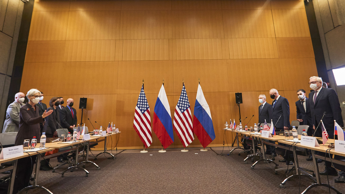    Швейцария Женева переговоры России и США российский американский флаги АР