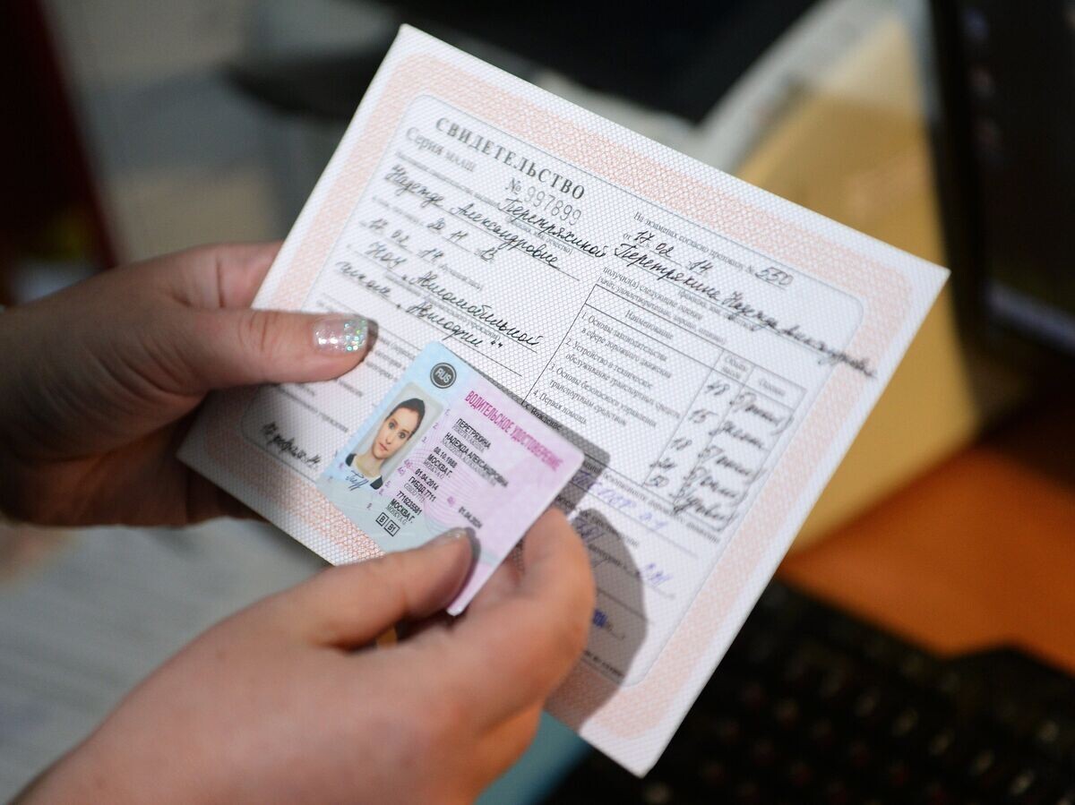    Водительское удостоверение нового образца, полученное в отделении ГИБДД в Москве | © РИА Новости / Алексей Филиппов