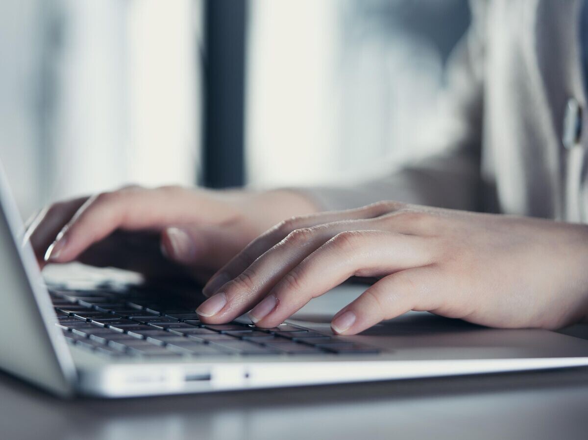    Девушка работает за ноутбуком | © iStock.com / seb_ra