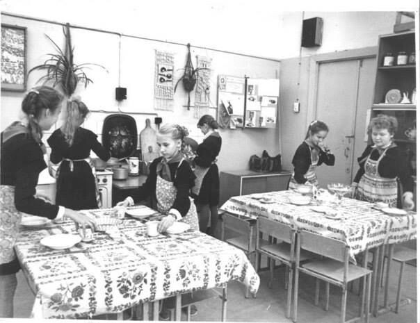 На нем изображен класс труда для девочек: столы, плиты и сами девчонки в фартуках.фото интернета