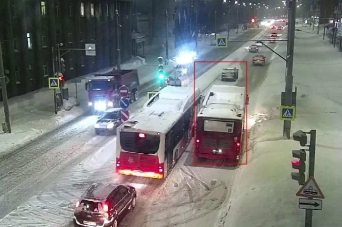    2 автобуса заблокировали движение по Героев Хасана в Перми утром 17 февраля