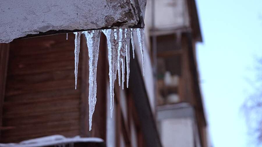 Юрист рассказал о наказании за упавшие с кондиционеров сосульки