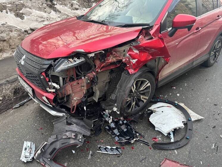     Во Владивостоке спортивная машина попала в ДТП. фото: КГБУЗ "Станция скорой медицинской помощи г. Владивостока"