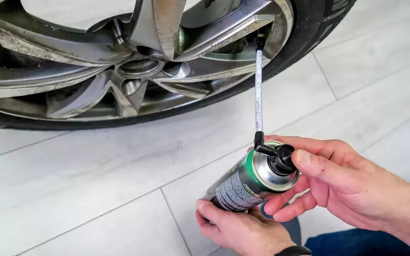 При заливке жидкости воздух должен быть выпущен, а баллон нужно держать вертикально, клапаном вверх.ремонт прокола колеса своими руками
📷
