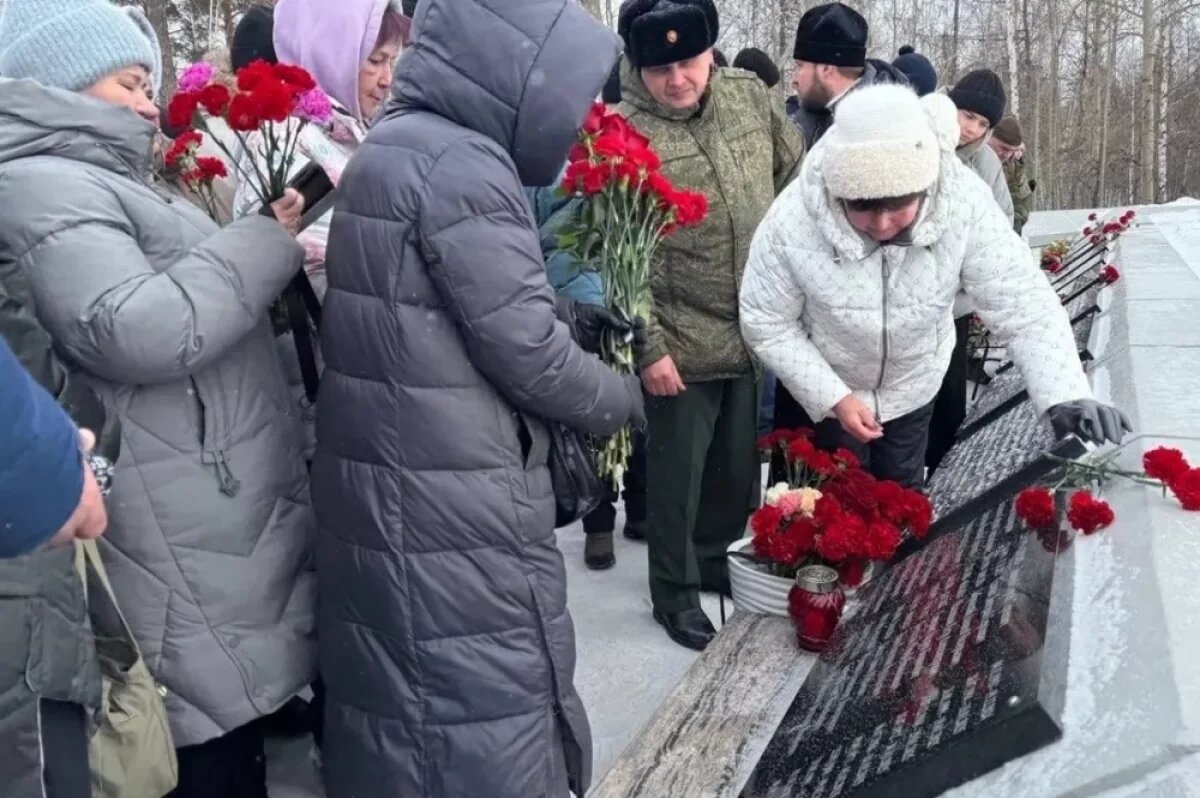    В Братске открыли еще одну мемориальную таблицу с именами погибших на СВО