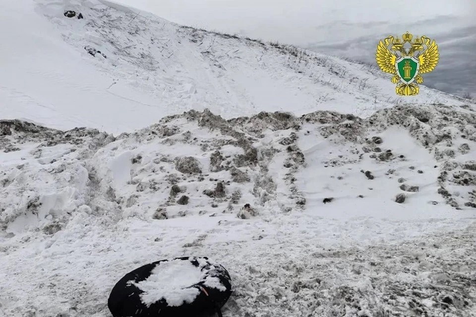    Детей накрыло снегом при катании с горки. Фото: прокуратура Свердловской области