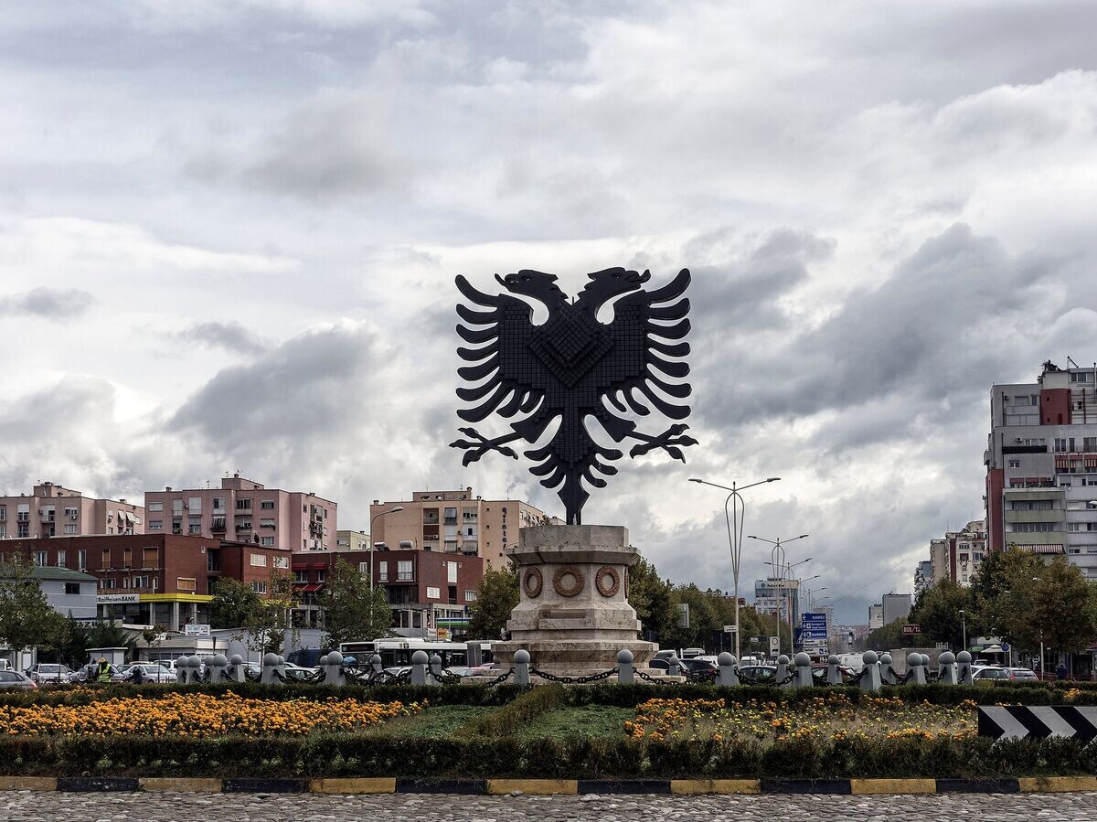    Герб Албании на одной из площадей в Тиране | © РИА Новости / Костис Нтантамис