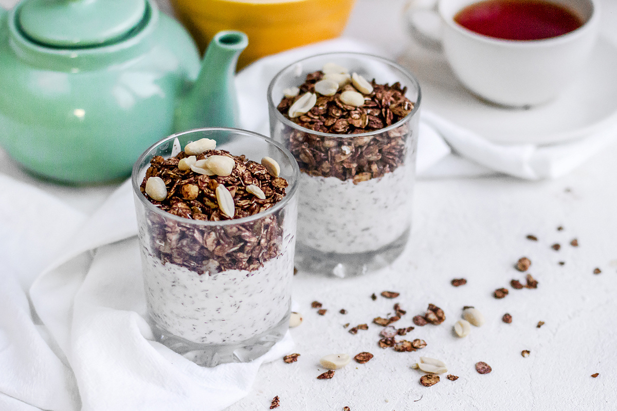 Шоколадная гранола с греческим йогуртом и арахисом