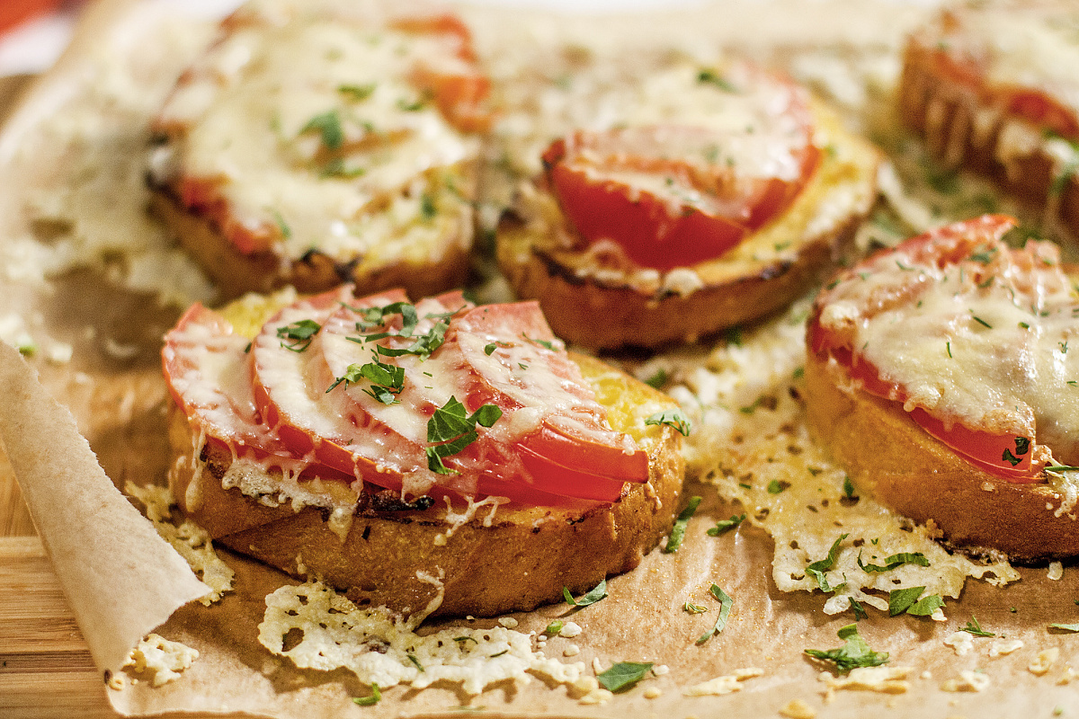 Гренки по-английски с сыром и помидорами