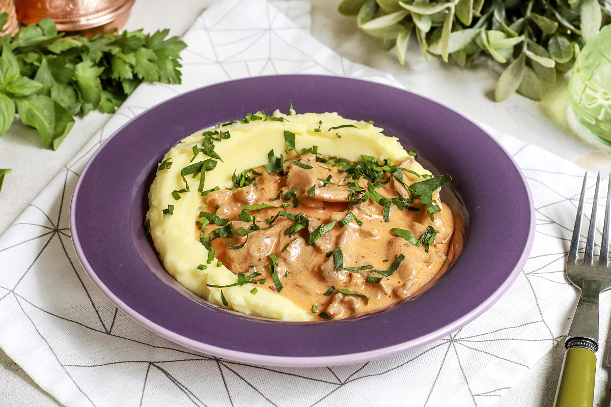 Бефстроганов из индейки в сметанном соусе с нежным картофельным пюре