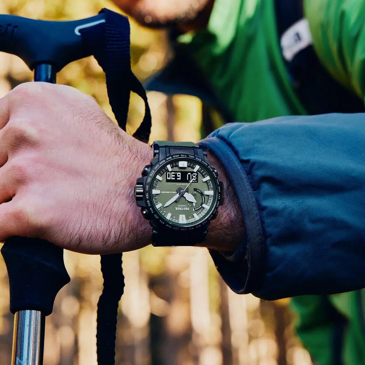 Часы соответствуют окружению: когда рядом лес, река и горы, а владельца ждут походы, сплавы и путушествия. Но модель будет так же хороша и в городе