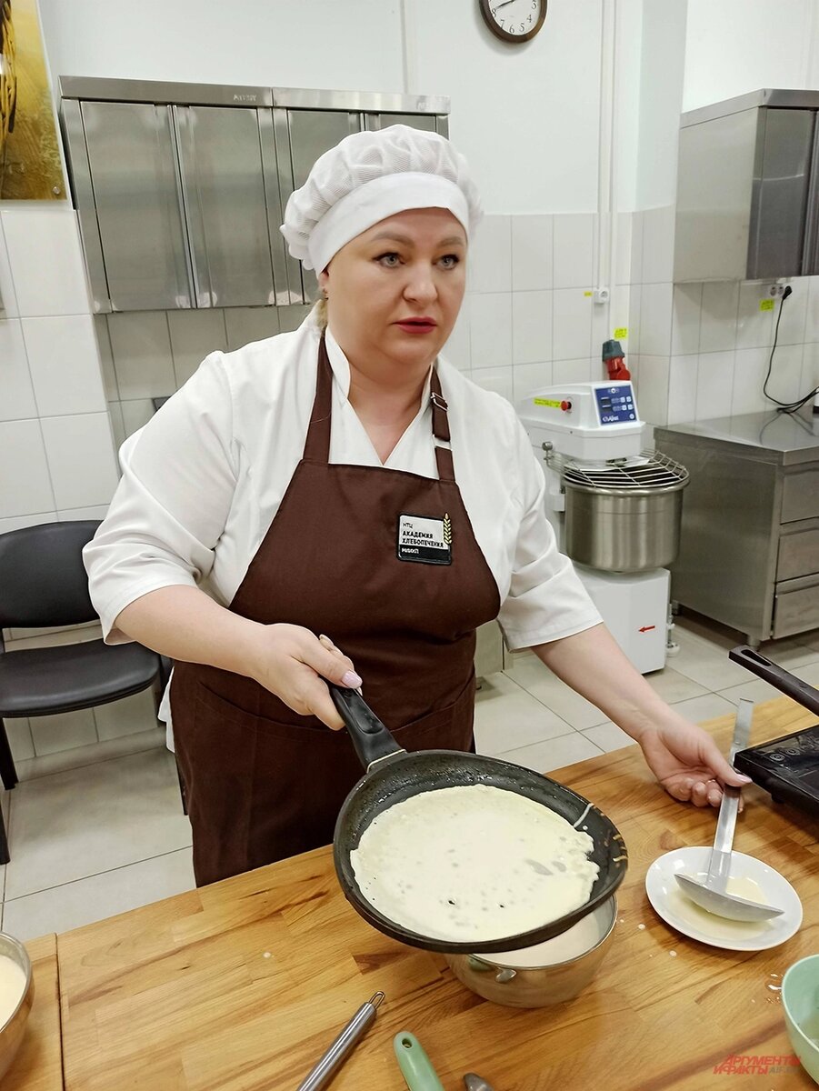    Выпекание блинов. На фото: инженер-технолог НИИ хлебопекарной промышленности Виктория Фомиченко. Источник: АиФ/ Дмитрий Писаренко
