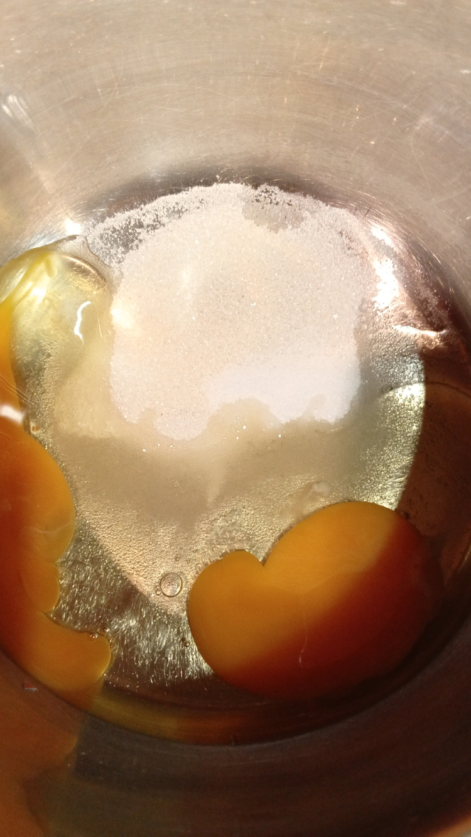 Яйца ,соль ,сахар. Фото автора.