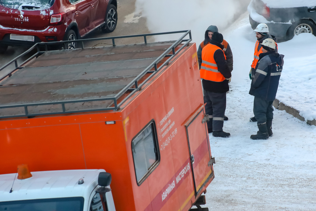 Без тепла и воды из-за аварии осталось более 100 домов.  Фото: ФедералПресс / Елена Майорова