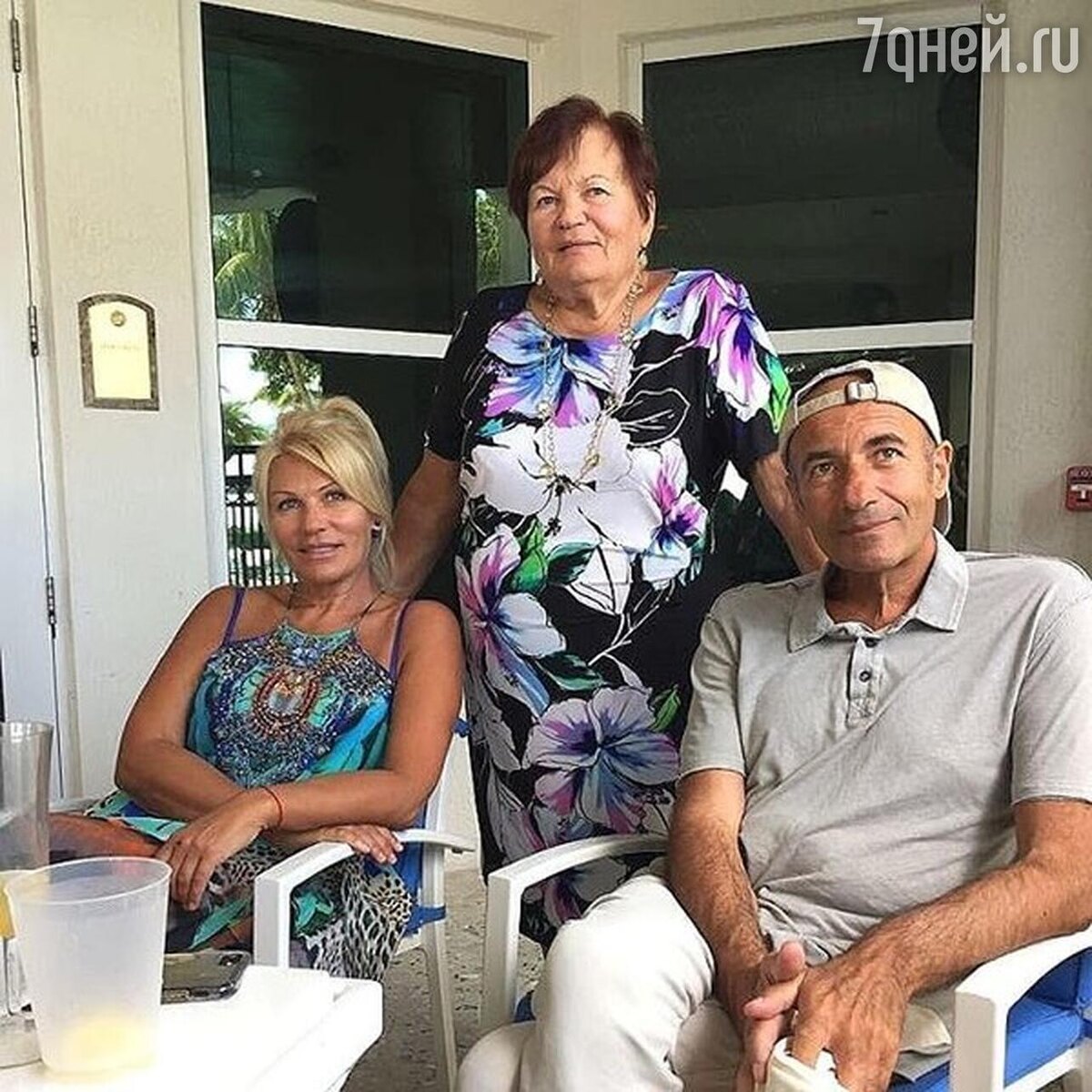    Игорь Крутой с сестрой и мамой Социальные сети