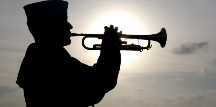 Можно ходить на работу по сигналу трубы, но хотелось бы за деньги / фото: pxhere.com