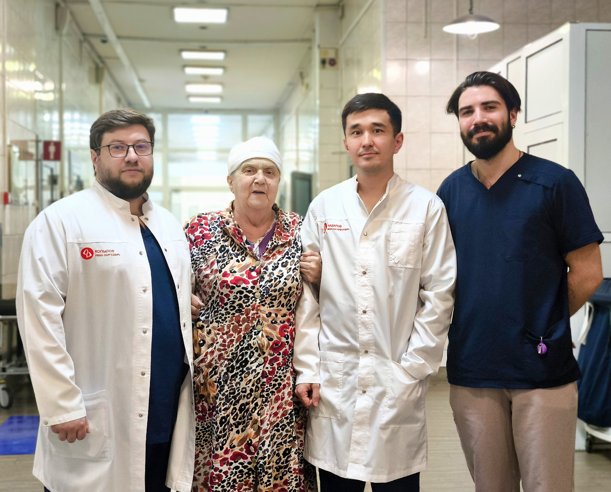 Татьяна Химич с врачами-нейрохирургами Новосибирского НИИТО им. Я.Л. Цивьяна: Иваном Копыловым и Жораханом Назаровым, а также ординатором Владиславом Чмуневичем