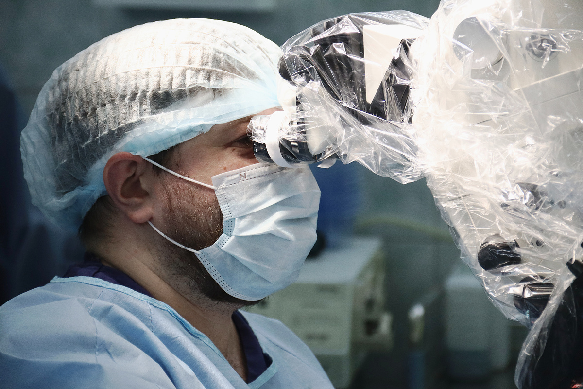 Нейрохирургические вмешательства проходят с помощью современного специализированного оборудования — в том числе нейрохирургического микроскопа и нейромониторинга