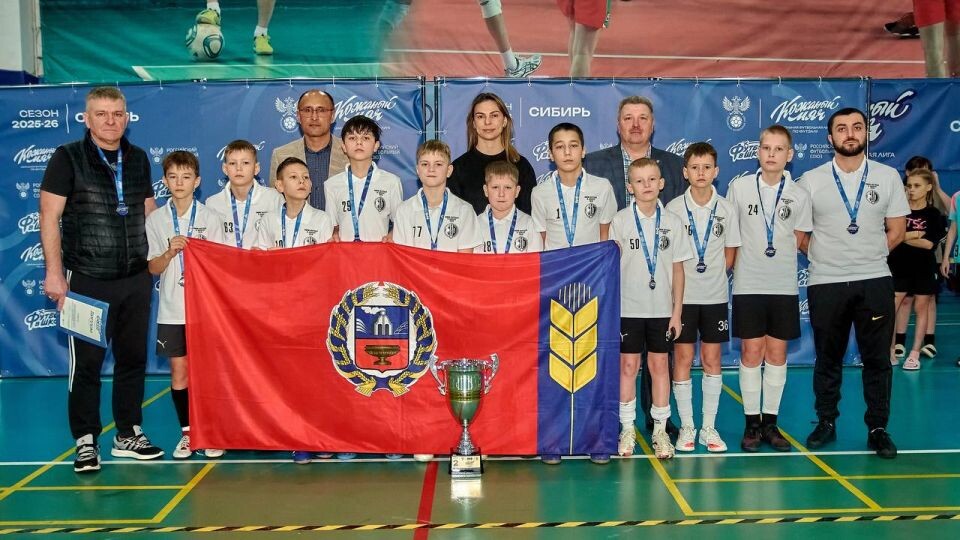    Команда юношей барнаульской СОШ №118 - серебряные призеры соревнований. Фото: АКФФ