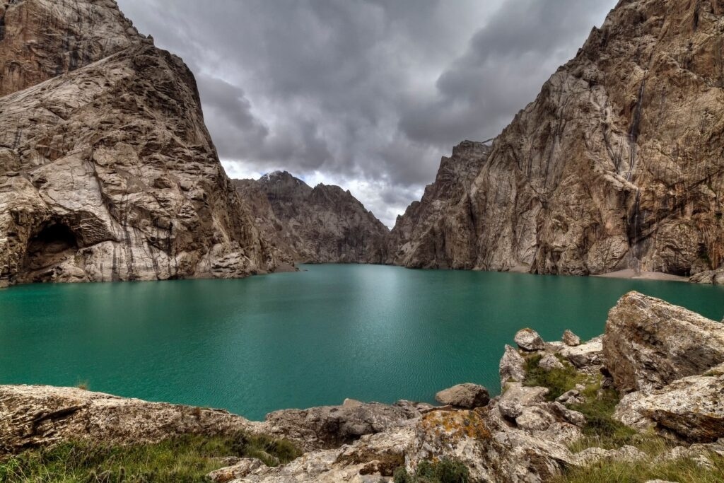    Озеро Кел-Суу часто называют одним из самых потрясающих природных чудес Кыргызстана.