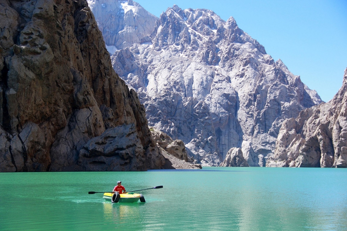   Местные жители называют его «озером-призраком» и рассказывают легенды: будто духи гор прячут воду, чтобы испытать путников на искренность и уважение к природе.