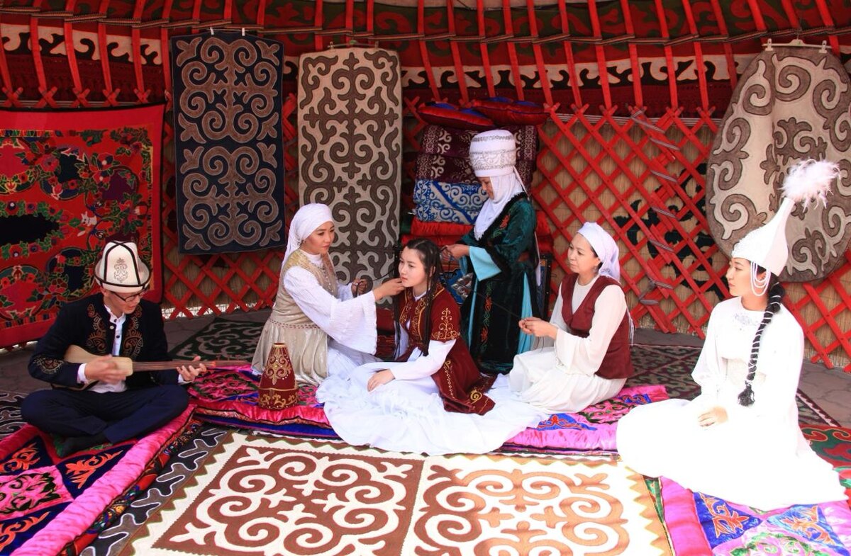 Часть свадебных традиций в Кыргызтане со временем отошла на второй план, основные по-прежнему соблюдаются, а некоторые — адаптированы под современные реалии.