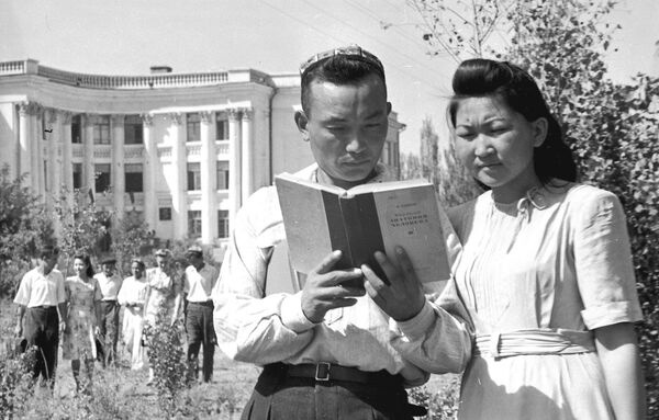    Молодой Мамбет Мамакеев в 1950 году во Фрунзе (нынешний Бишкек).