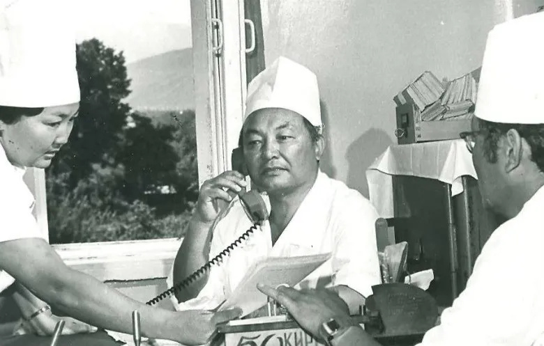   Мамбет Мамакеев решался оперировать самых безнадежных больных. В 1976 году за помощью обратилась пациентка с гигантской кистомой брюшной полости, в других клиниках республики от операции отказались. Мамакеев успешно провел операцию и удалил кистому весом свыше 29 килограмм.