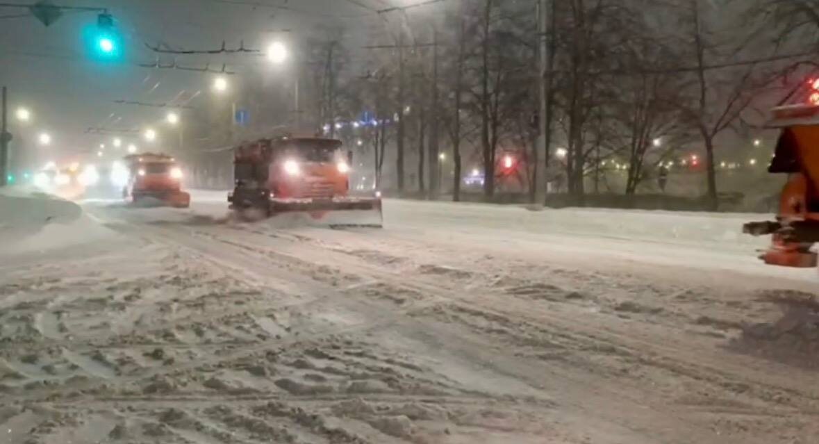    КДМ прометали занесенные метелью магистрали и обрабатывали их