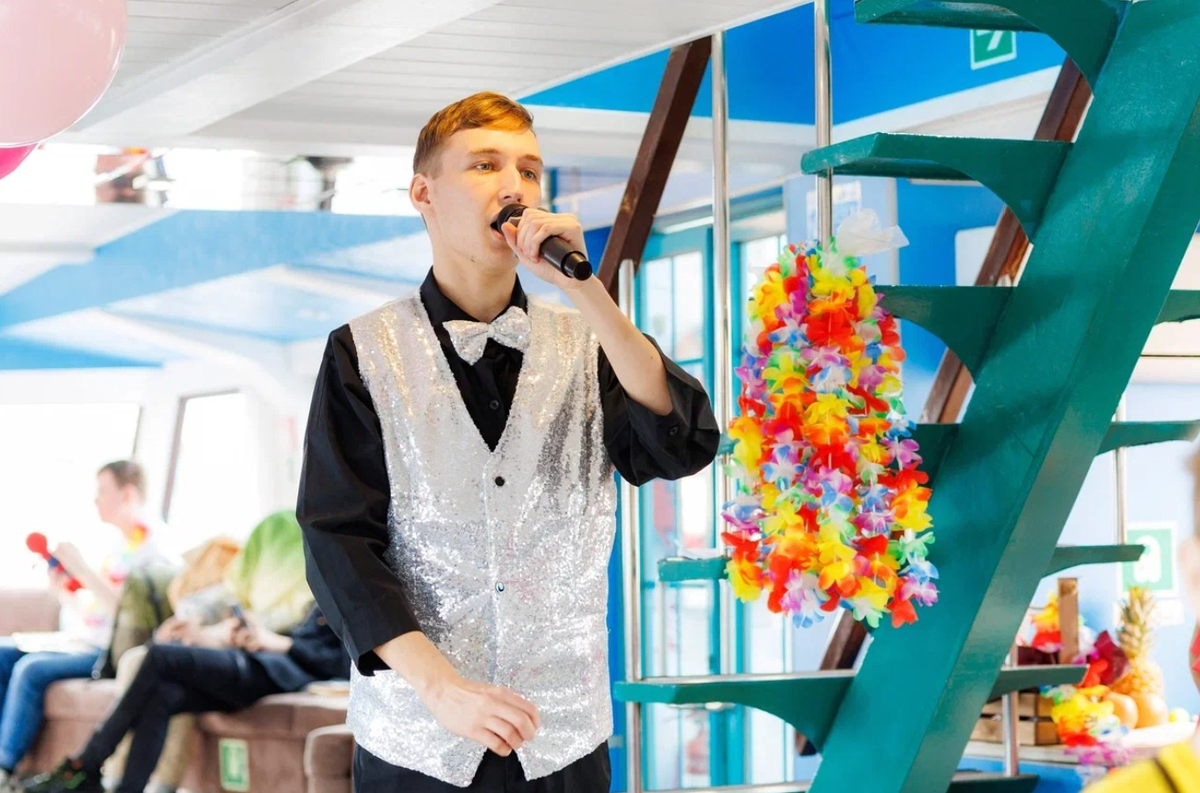 Никита не мог раньше даже парой слов обмолвится с кем-то кроме родных. Победить ограничения помогли проекты благотворительной организации.