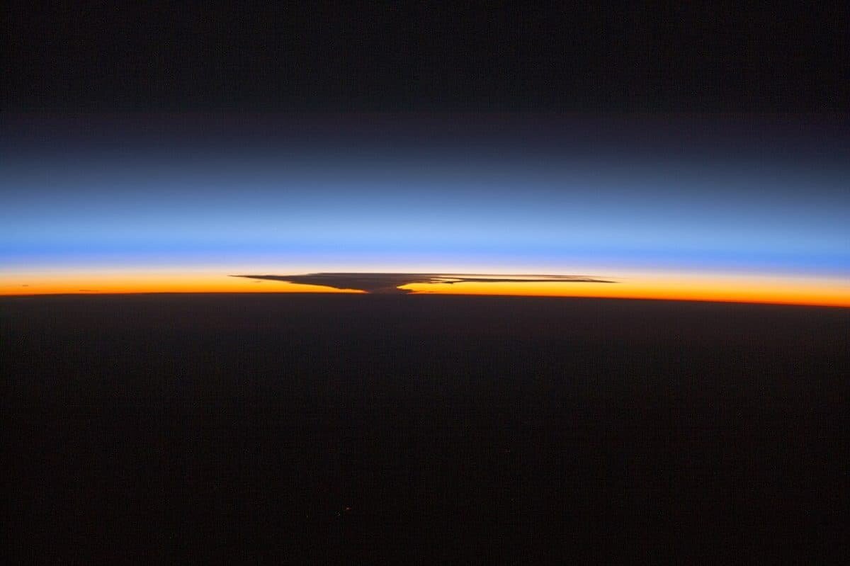    Озоновый слой видно как тонкую голубую полоску внизу ярко-голубой стратосферы / © Earth Science and Remote Sensing Unit, Lyndon B. Johnson Space Center, Wikipedia