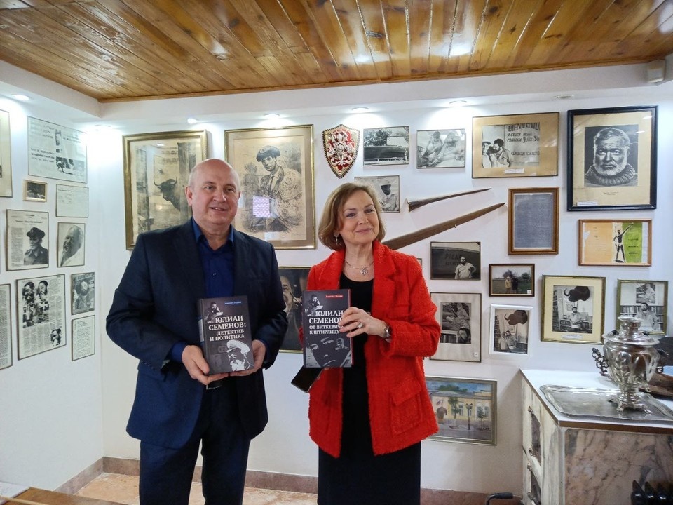    Автор биографии, историк Алексей Репин, детально восстанавливает и захватывающие сюжеты из жизни самого писателя. Фото: Благотворительный фонд "Евразия"