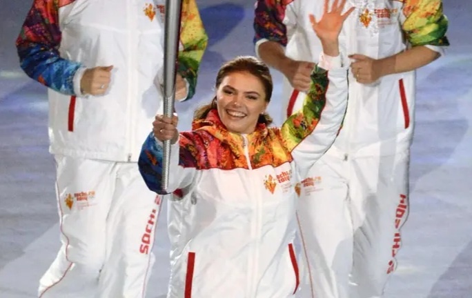 По информации источников, он жил в охраняемом доме на Валдайском озере вместе с Алиной Кабаевой.