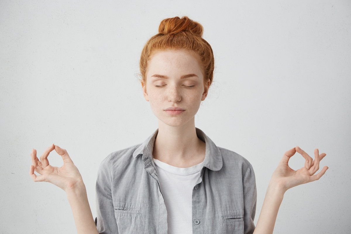 <a href="https://ru.freepik.com/free-photo/people-yoga-healthy-lifestyle-concept-portrait-gorgeous-young-redhead-woman-keeping-eyes-closed-while-meditating-indoors-practicing-piece-mind-keeping-fingers-mudra-gesture_9759037.htm">Изображение от wayhomestudio на Freepik</a>