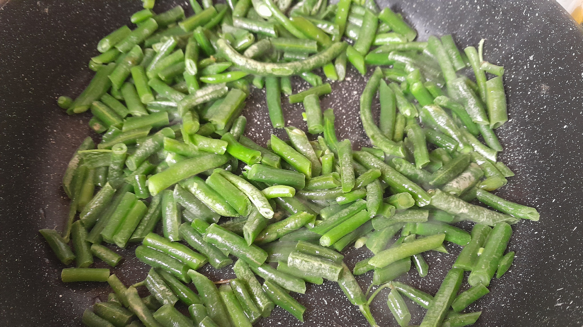 Фасоль на сковородке