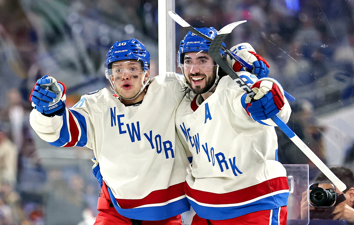    Нападающий "Лос-Анджелеса" Артемий Панарин и форвард "Рейнджерс" Мика Зибанежад  Carmen Mandato/Getty Images