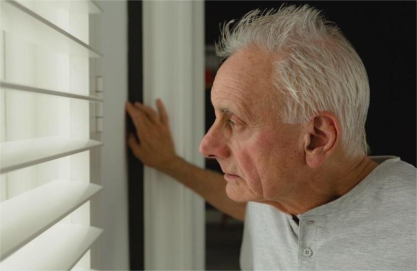 Пожилой человек не хочет выходить из дома: что делать близким