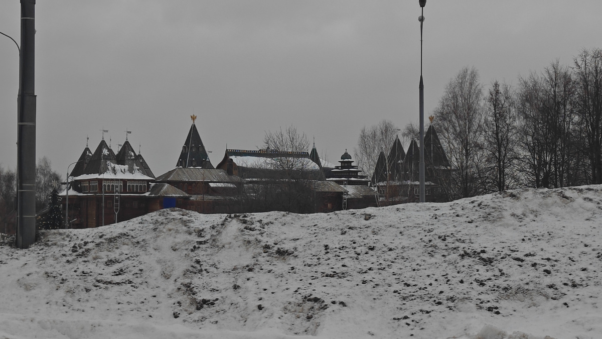 Вид на дворец Алексея Михайловича через дорогу неподалеку от метро Каширское. 