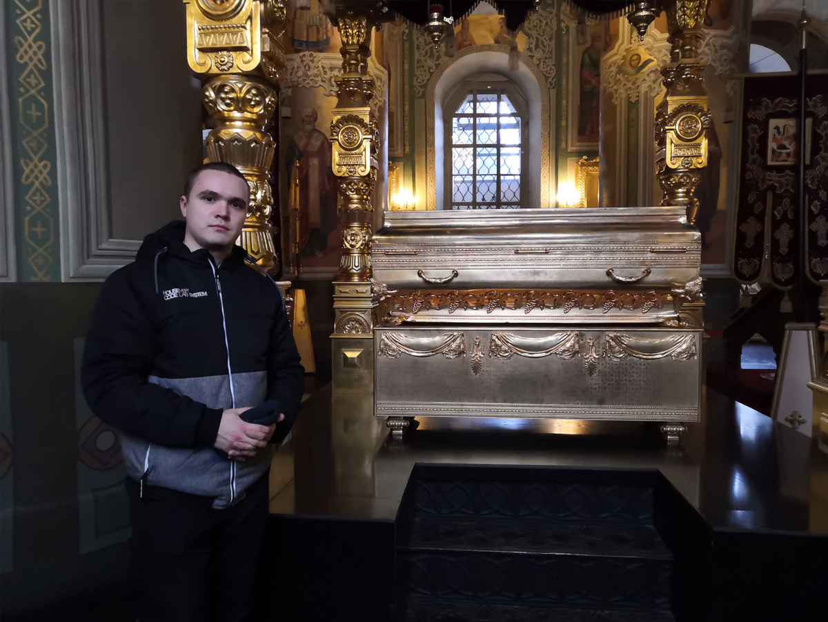 Это я стою рядом с ракой с мощами святителя Гурия в Благовещенском соборе Казанского кремля.