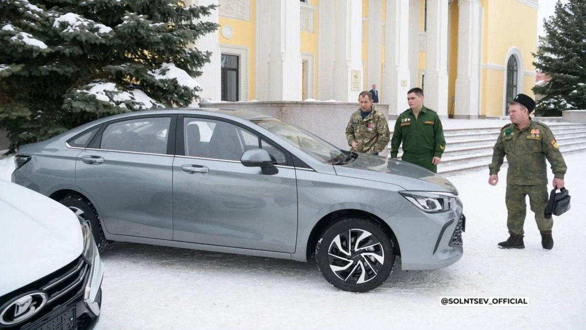     Для раненых ветеранов СВО выпустили автомобили с ручным управлением. Фото: правительство Оренбургской области.