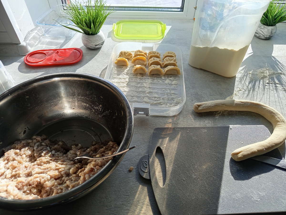 В процессе приготовления, мы лепешки не вырезаем стаканчиком, делам колбаску из теста, режем и катаем лепешки. Так делала моя бабушка, мама и так делаю я.