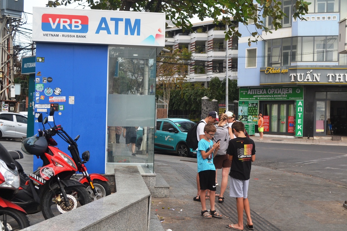 Наши люди у банкомата VRB. Нячанг