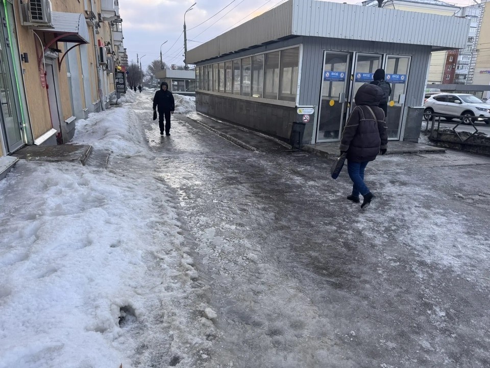   Тротуары за ночь превратились в каток. Анастасия СЕМДЯНОВА