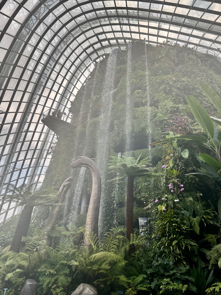 Wow-вид сразу при входе в оранжерею - динозавры и настоящий водопад 